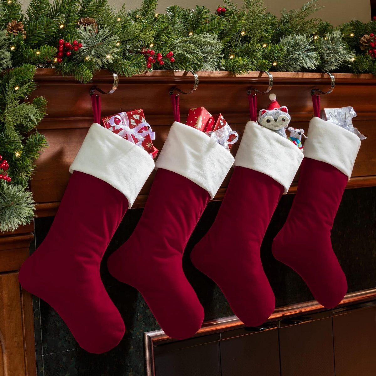 Stocking Holder - The Original MantleClip?« Stocking Holder - Embossed Holly - Antique Brass