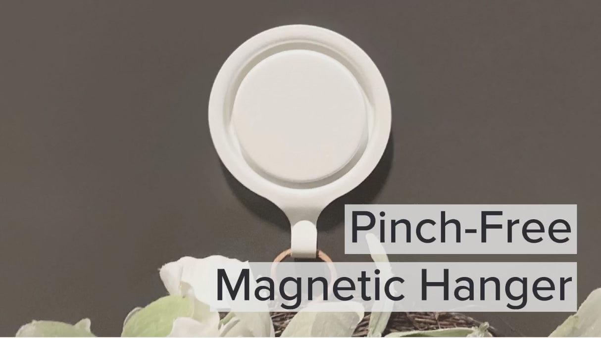 Attract® Pinch-Free Magnetic Wreath Hanger - White 2 Pack