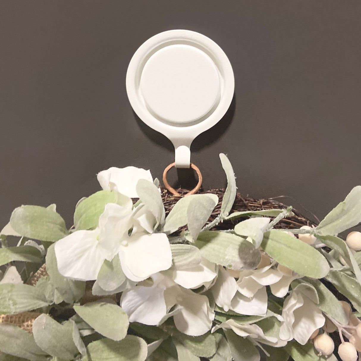 Wreath Hangers - Attract?« Pinch-Free Magnetic Wreath Hanger - White 1 Pack